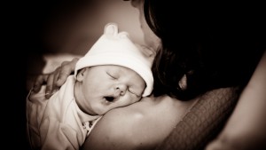 bébé qui dort appuyé sur la poitrine de sa mère